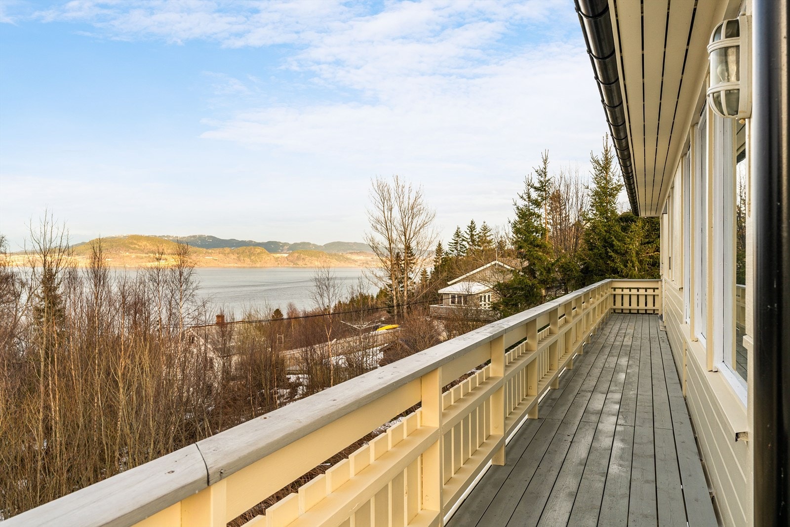 Altan strekker seg rundt boligen med balkongdør inn til soverom og stue. Galleribilde