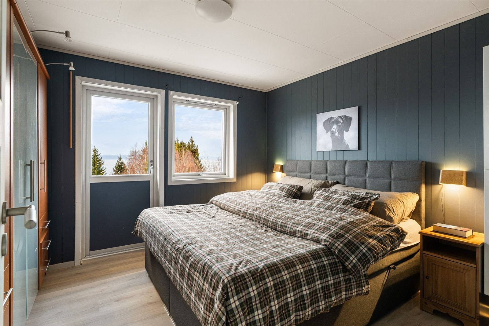 Hovedsoverom på ca. 11,5 kvm med utgang til altan som strekker seg rundt boligen. Galleribilde