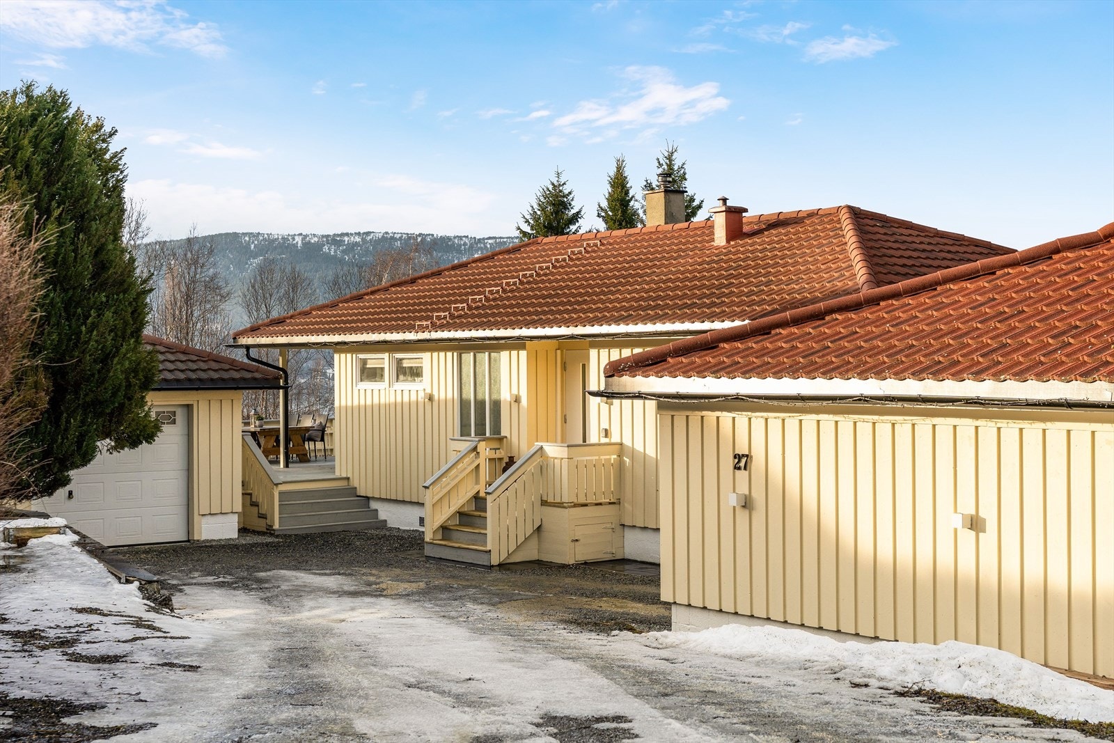 Eiendommen byr på to frittstående garasjer på henholsvis 17 og 33 kvm. Begge er utstyrt med elbillader Galleribilde