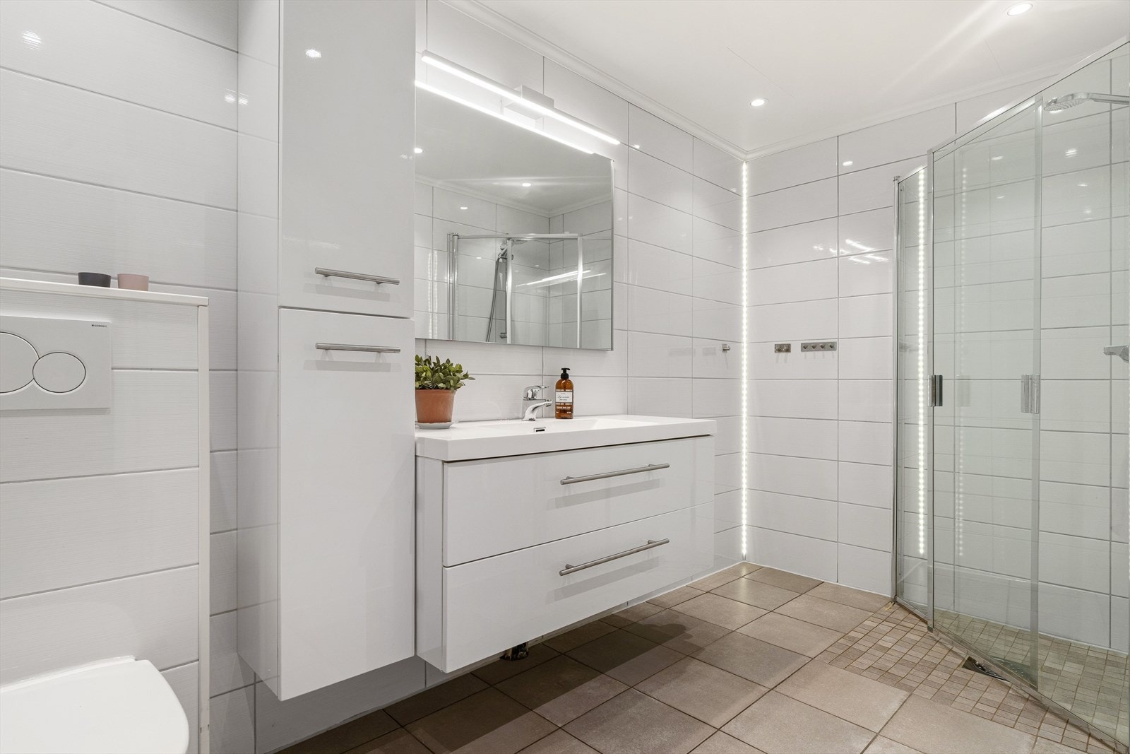 Badet ble oppusset i 2015 med flislagte vegger og gulv. Badet har fått bemerkninger iforhold til fall. For mer info se vedlagt tilstandsrapport. Galleribilde