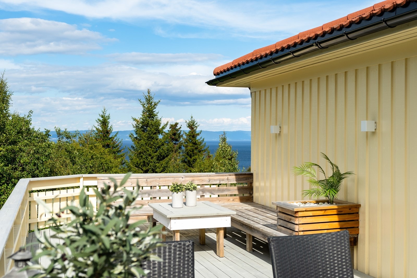 Boligen er godt utstyrt med belysning som skaper en god atmosfære og det er ekstra hyggelig å komme hjem en sen kveld. Galleribilde