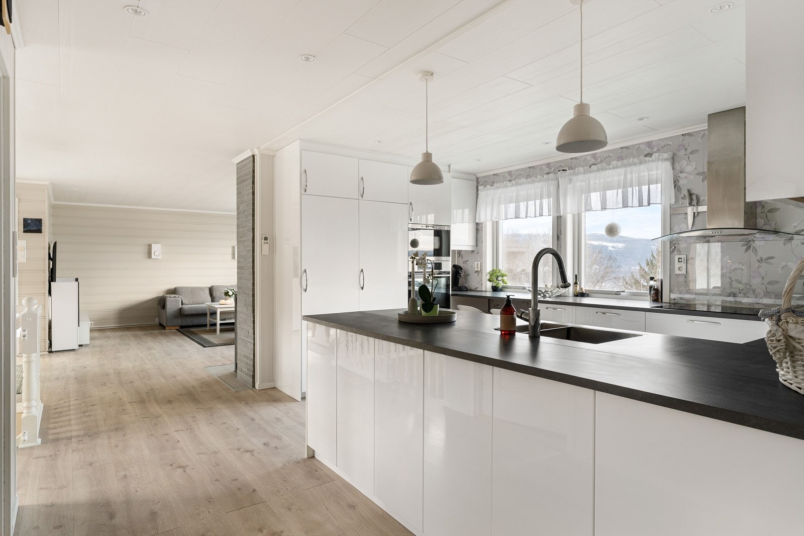 Kanskje det beste fra to verdener, delvis åpent mot spisestuen og avskjermet fra TV-stuen. Galleribilde