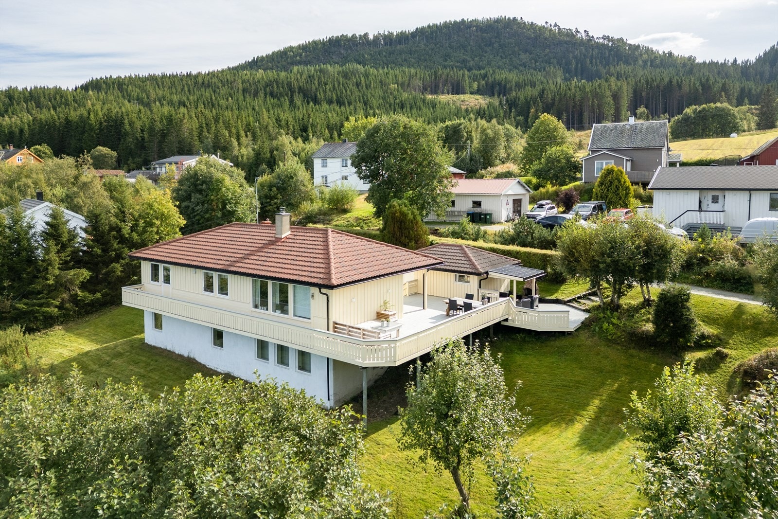 Stor tomt på hele 1032 kvm som gir familien rikelig med boltreplass. Galleribilde