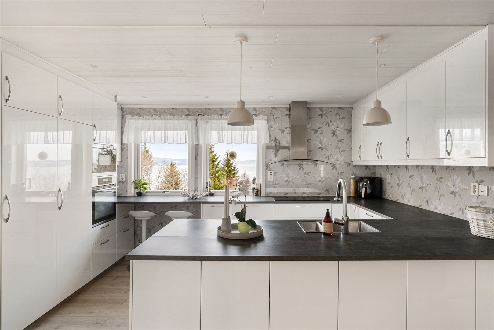 Stort kjøkken med rikelig med oppbevaringsplass. Kjøkkenet er fra 2015 og integrerte hvitevarer følger Galleribilde