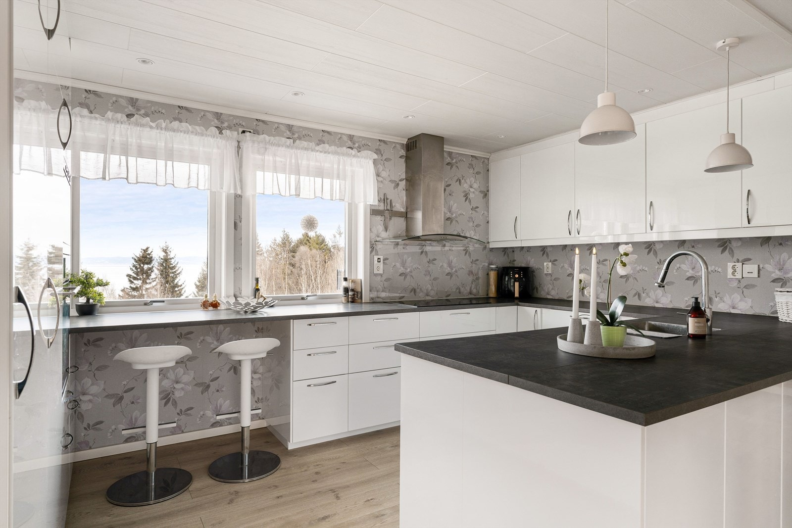 Kjøkkeninnredning i u-form er praktisk og gir kort vei mellom de ulike arbeidssonene. Godt lysinnslipp og rikelig med belysning gir gode arbeidsforhold. Galleribilde