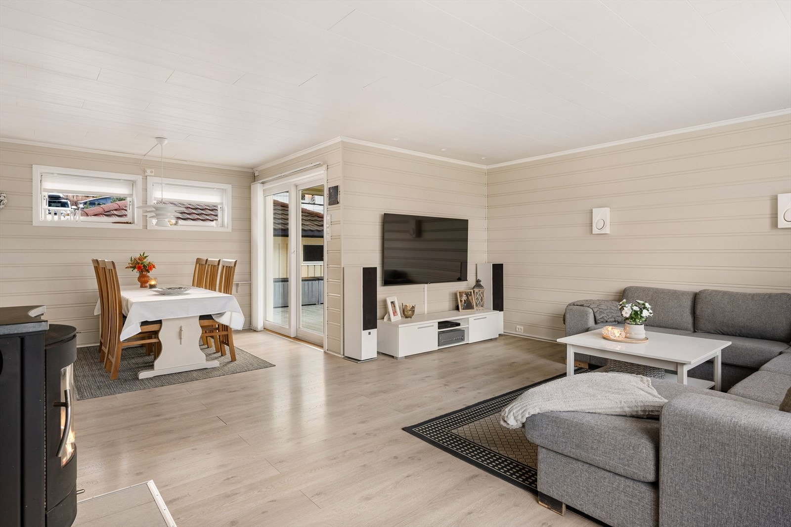 Fra spisestuen har man direkte utgang til boligens uteområde. Galleribilde