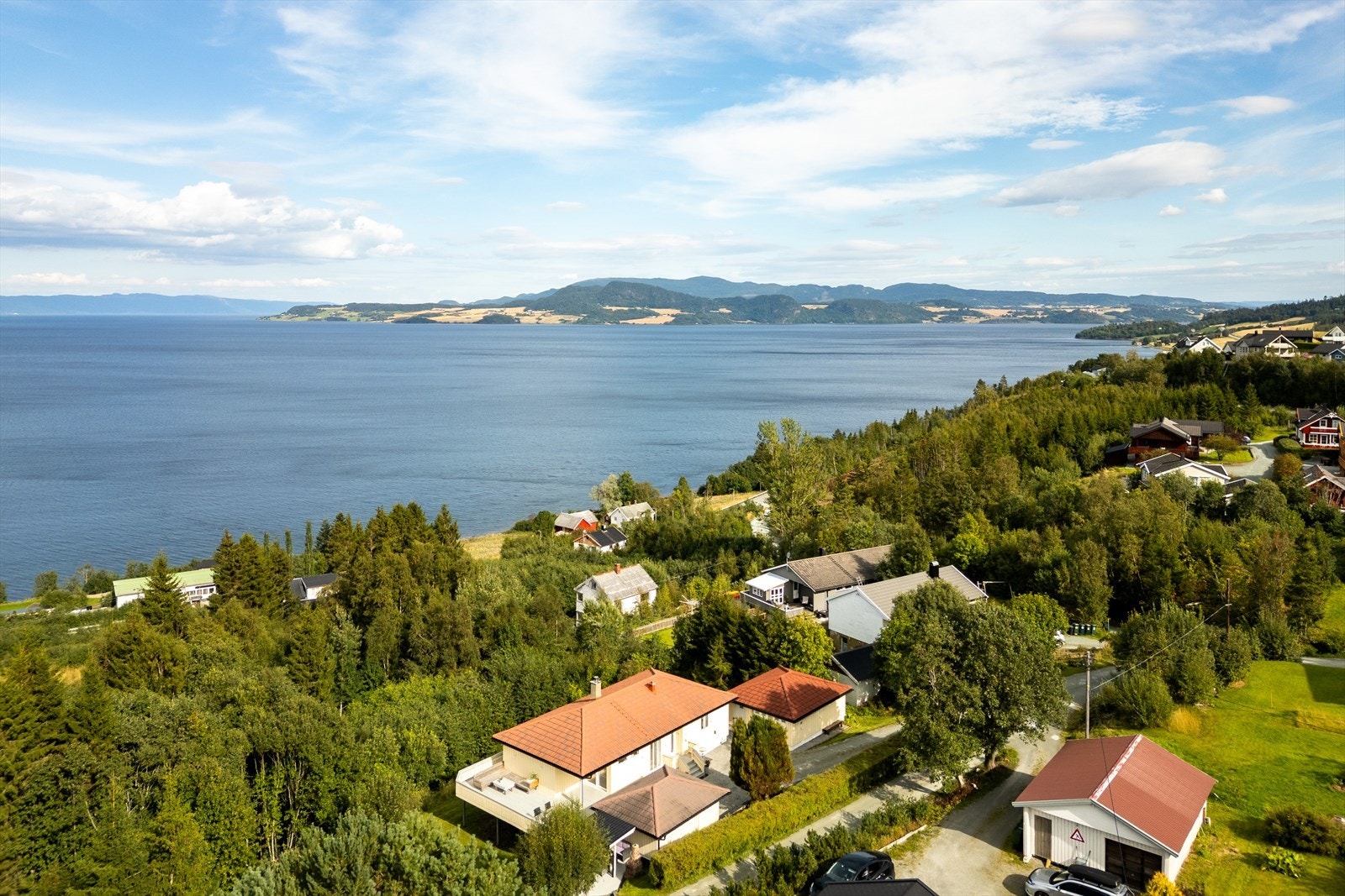 Her er det gangavstand ned til bussholderplassen samt kort vei opp til marka bak huset med flotte turstier. Galleribilde