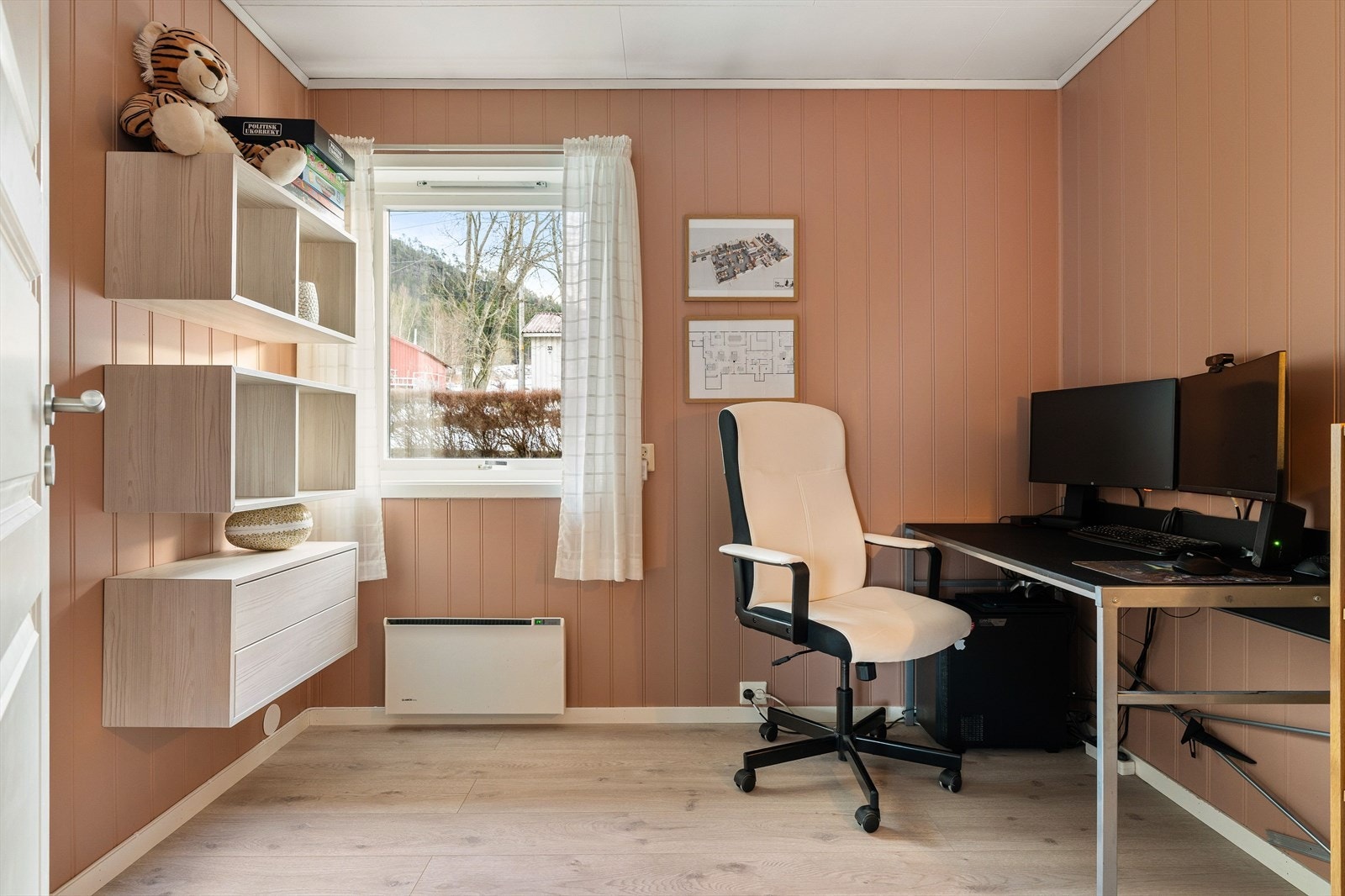 Soverom nr. 2 eller kanskje et ypperlig hjemmekontor på ca. 6,5 kvm. Galleribilde