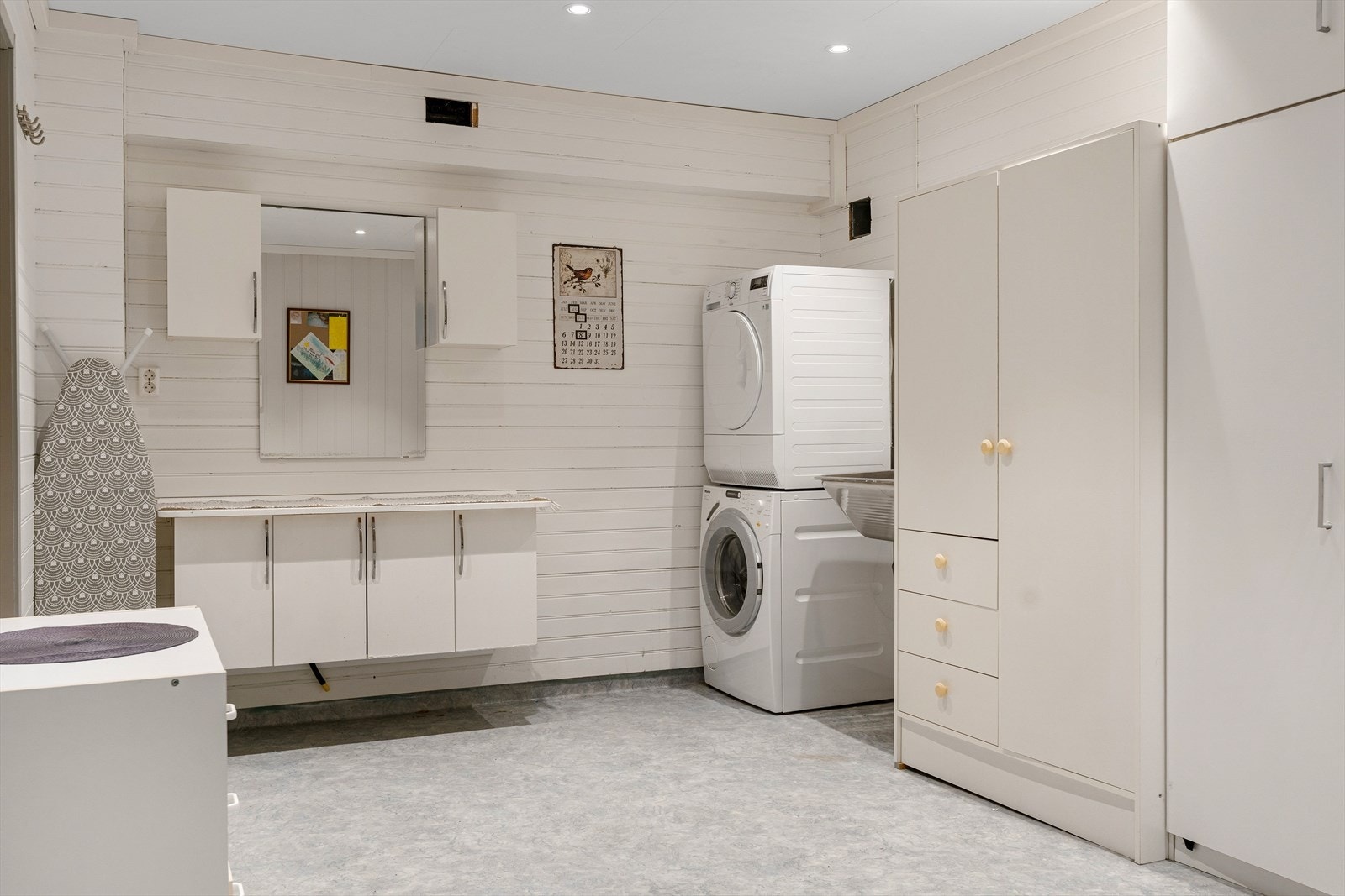 Sokkelen byr også på egen inngang via bod og til et romslig vaskerom på hele 13 kvm noe som er ypperlig etter en lang dag ute i all slags vær. Galleribilde