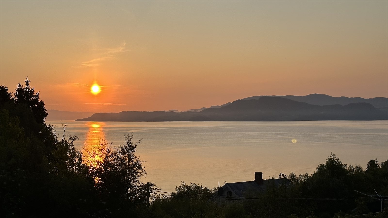 Meget gode solforhold hvor solen kommer opp over Byneset og går ned over Geitastranda Galleribilde