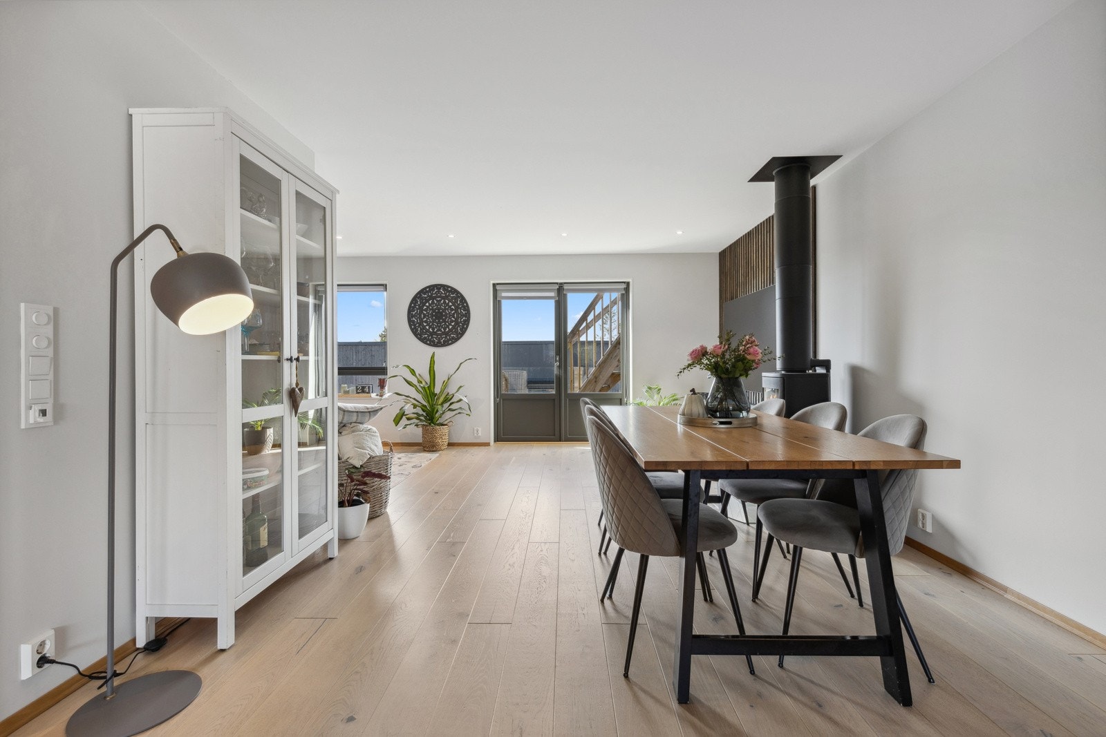 Spisestuen i forkant av kjøkkenet innbyr til hyggelige måltider med familie og venner! Galleribilde