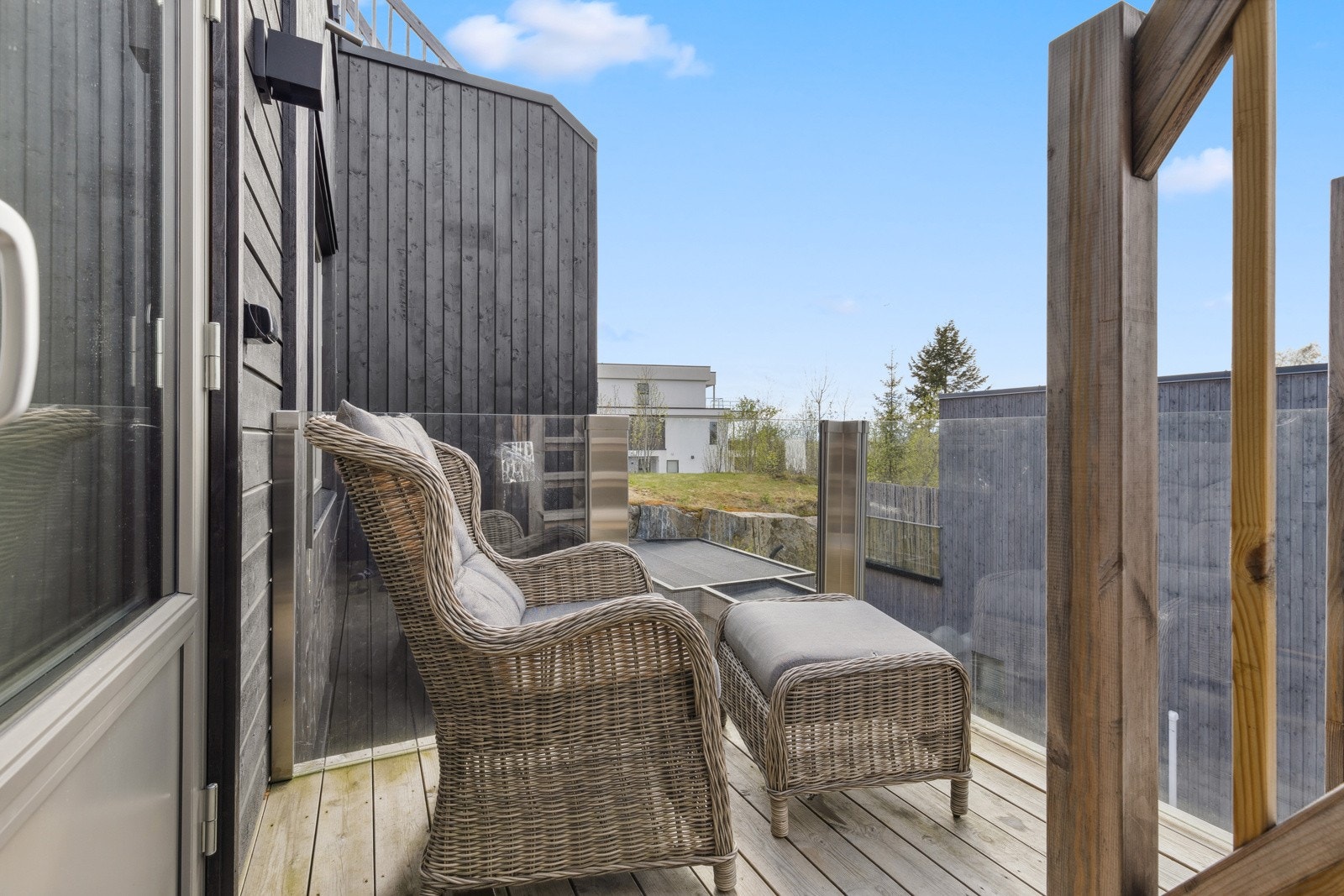 De doble terrassedørene fører enkelt ut til en koselig vestvendt balkong på ca. 7 kvm, med trapp direkte opp til den store takterrassen. Galleribilde