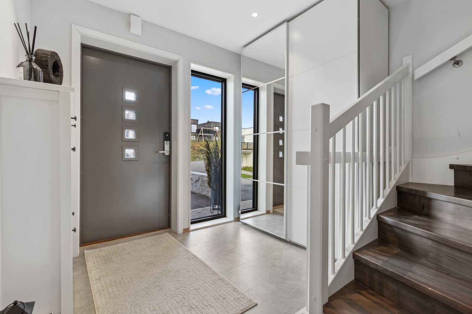 Tiltalende entre med lysmalte slette veggflater og delikate fliser på gulv med gulvvarme som gir et godt førsteinntrykk av boligen. På ytterdøren er det montert kodelås - perfekt for en familie. Galleribilde