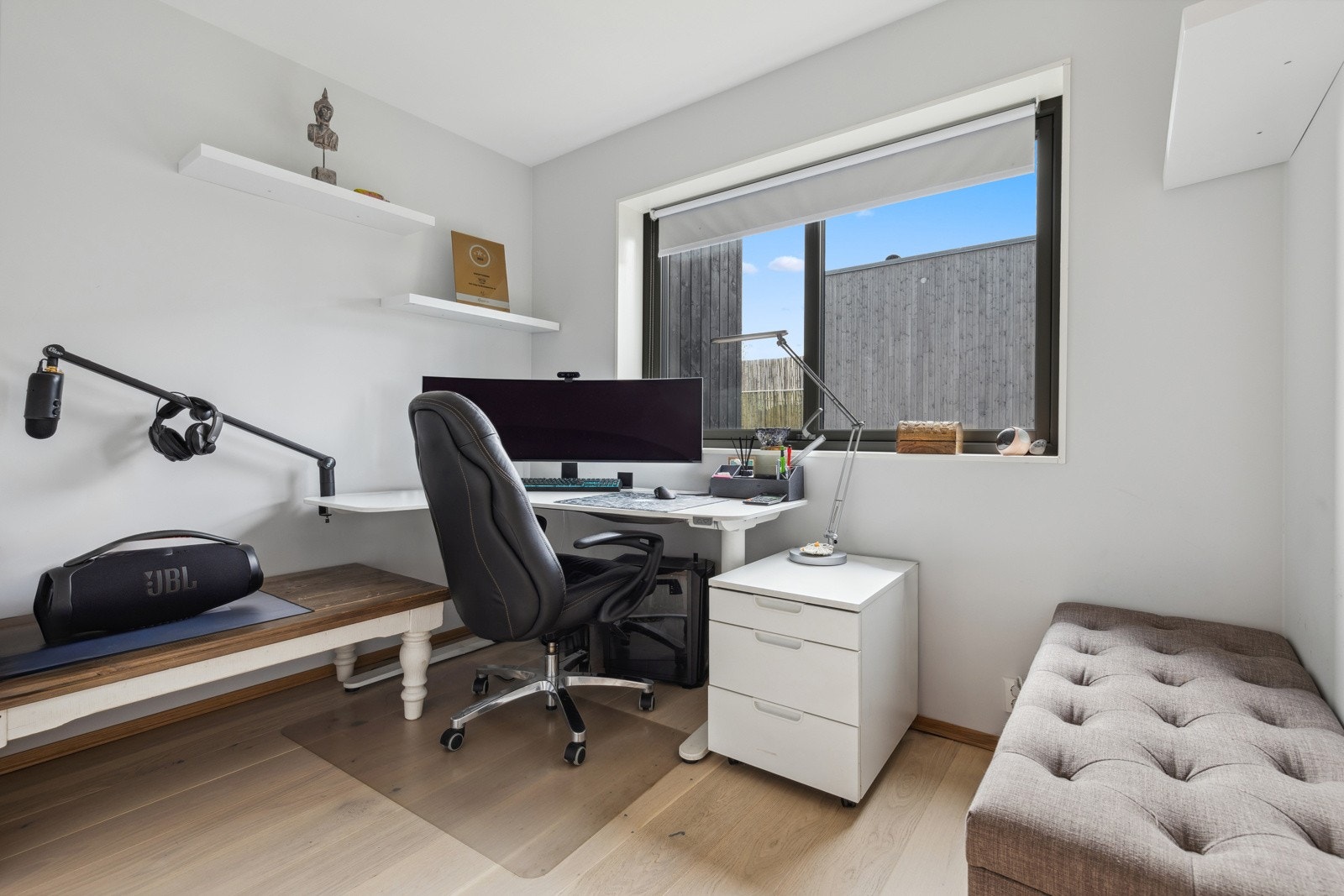 Soverom 4 blir av dagens eier benyttet som et kontor. Rommet har malte slette veggflater og lyspigmentert parkett på gulv. Galleribilde