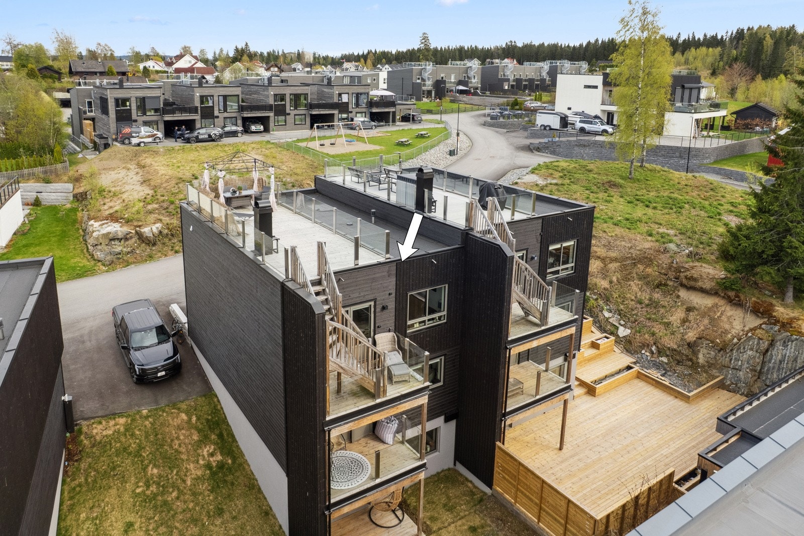 Boligen fra 2022 har en svært moderne arkitektur med gode lysforhold, store vindusflater og åpne løsninger. Galleribilde