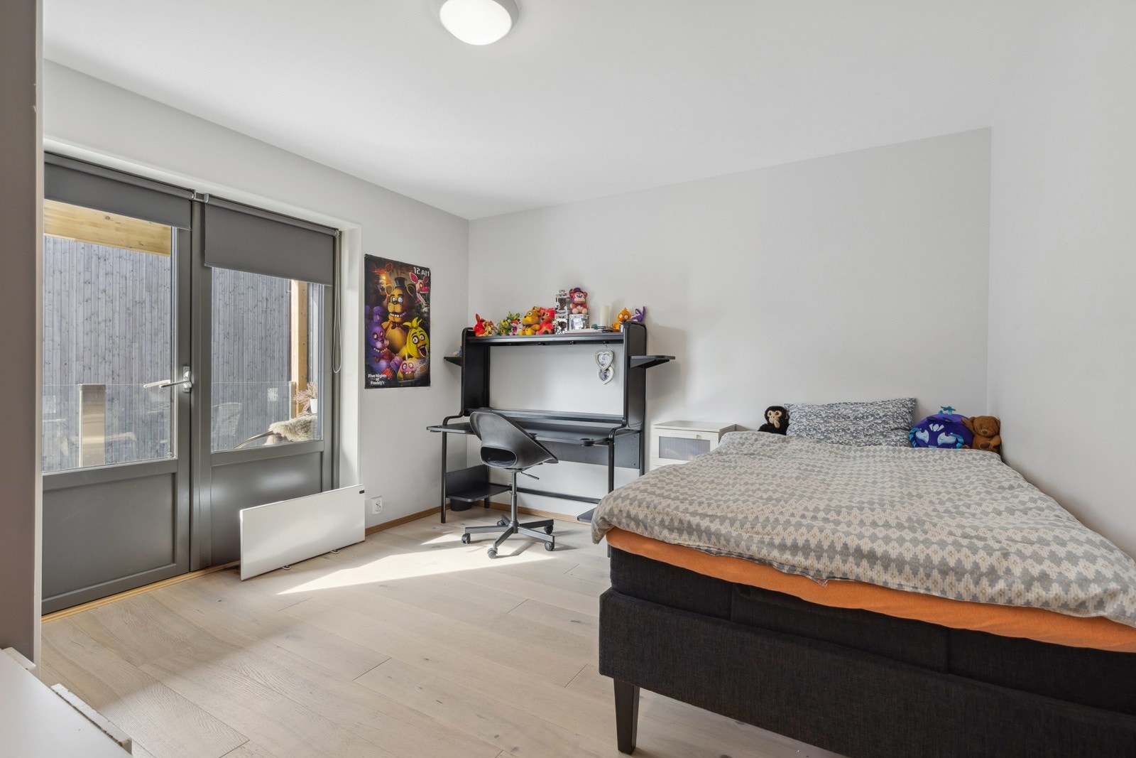 Soverom 3 fremstår som meget tiltalende med lysmalte slette veggflater, lyspigmentert parkett på gulv og utgang til egen balkong på ca. 7 kvm. Galleribilde