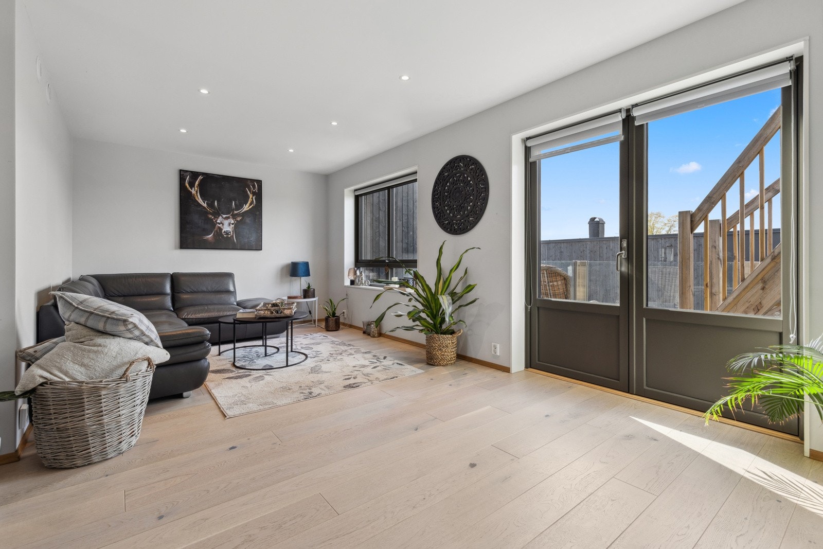 Den åpne stuen fremstår som meget innbydende i lyse, delikate fargevalg. Store vindusflater slipper inn rikelig med lys og gir en meget luftig romfølelse. Foran vinduene er det montert effektiv solskjerming. Galleribilde