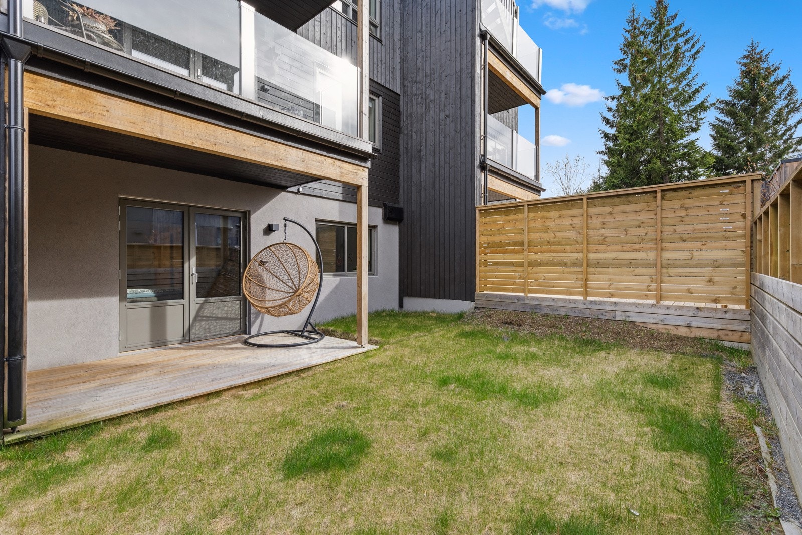 Fra hovedsoverommet er det utgang til en vestvendt markterrasse på ca. 8 kvm og pent opparbeidet hageområde. Gulvflater er belagt med terrassebord. Galleribilde