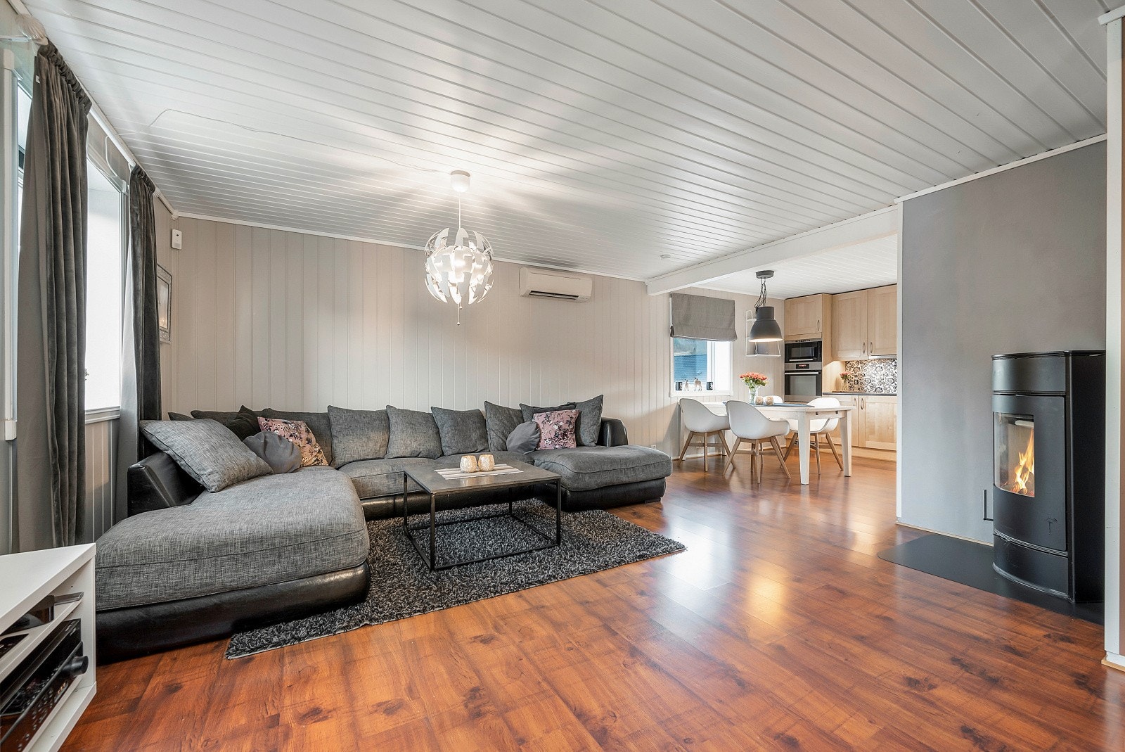 Stue- og kjøkkenløsningen fremstår luftig og åpen, med et samlet areal på hele 54 kvm. Galleribilde