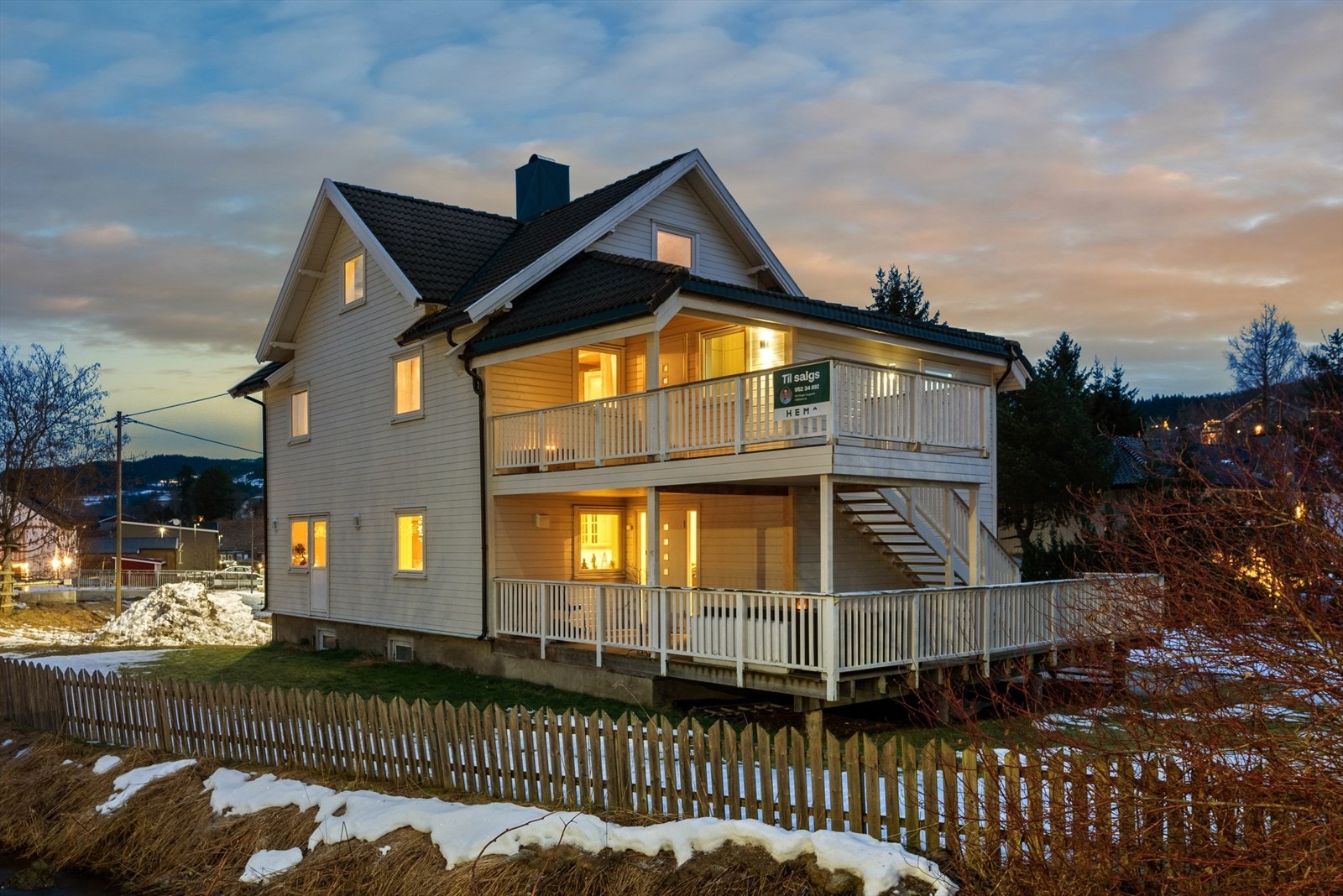 Velkommen til Litjskjeet 5 - en romslig og familievennlig halvpart over to plan, med god planløsning og fin beliggenhet. Foto: Interiørfoto v/ Haukdal. Galleribilde