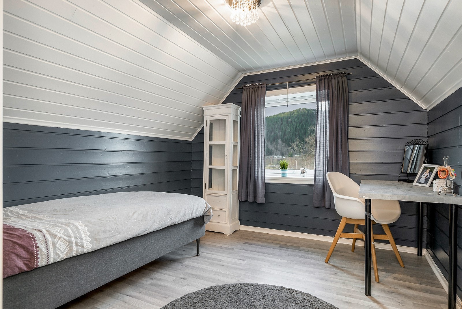 Det andre soverommet har også god plass til seng og møbler - samt en knevegg for praktisk lagring uten å ta plass fra rommet. Etter foto er både vegger og tak nymalte i fargen; Evening green. Galleribilde