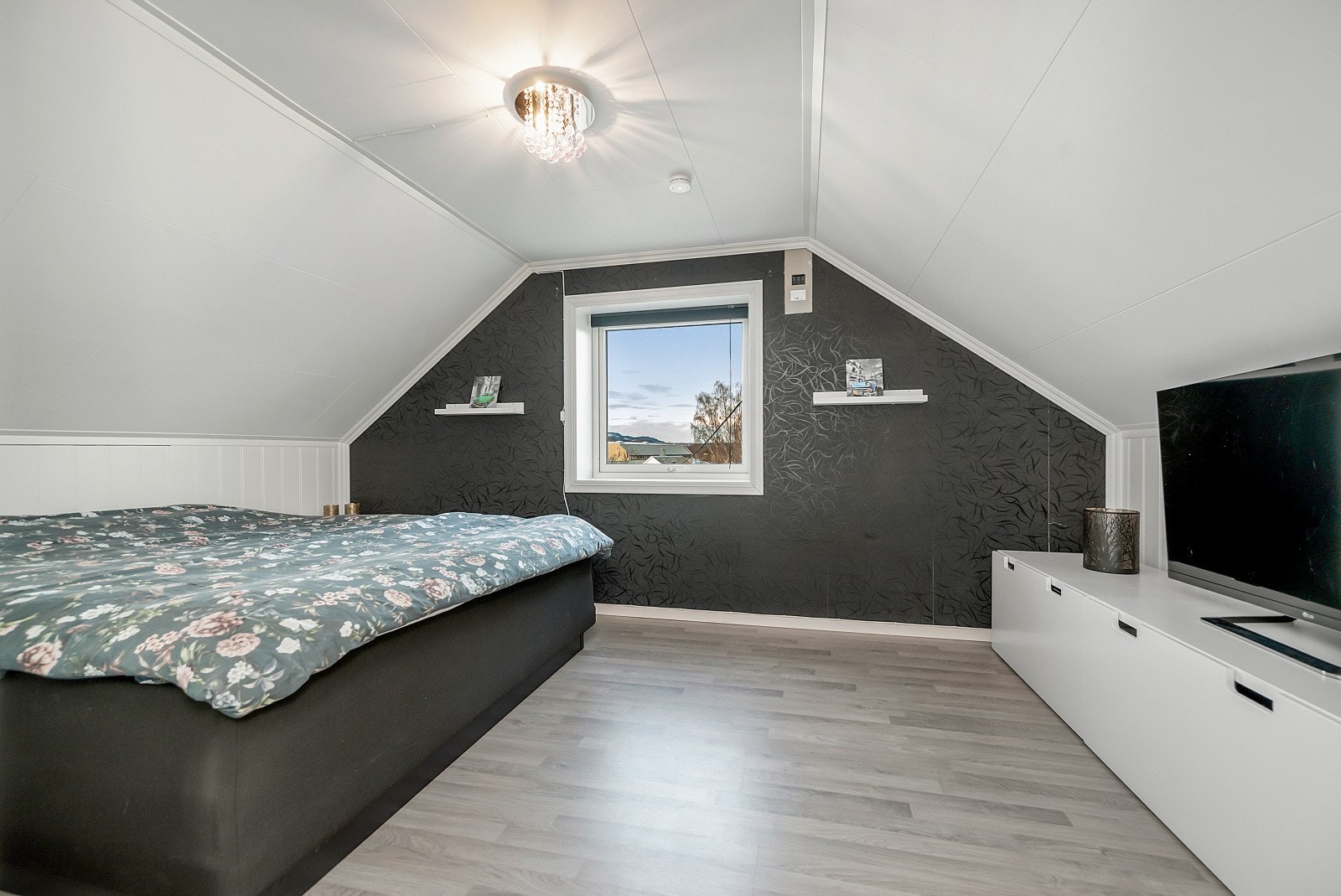 Alle soverommene er av god størrelse. Det største soverommet har god plass til dobbelseng og oppbevaring. Galleribilde