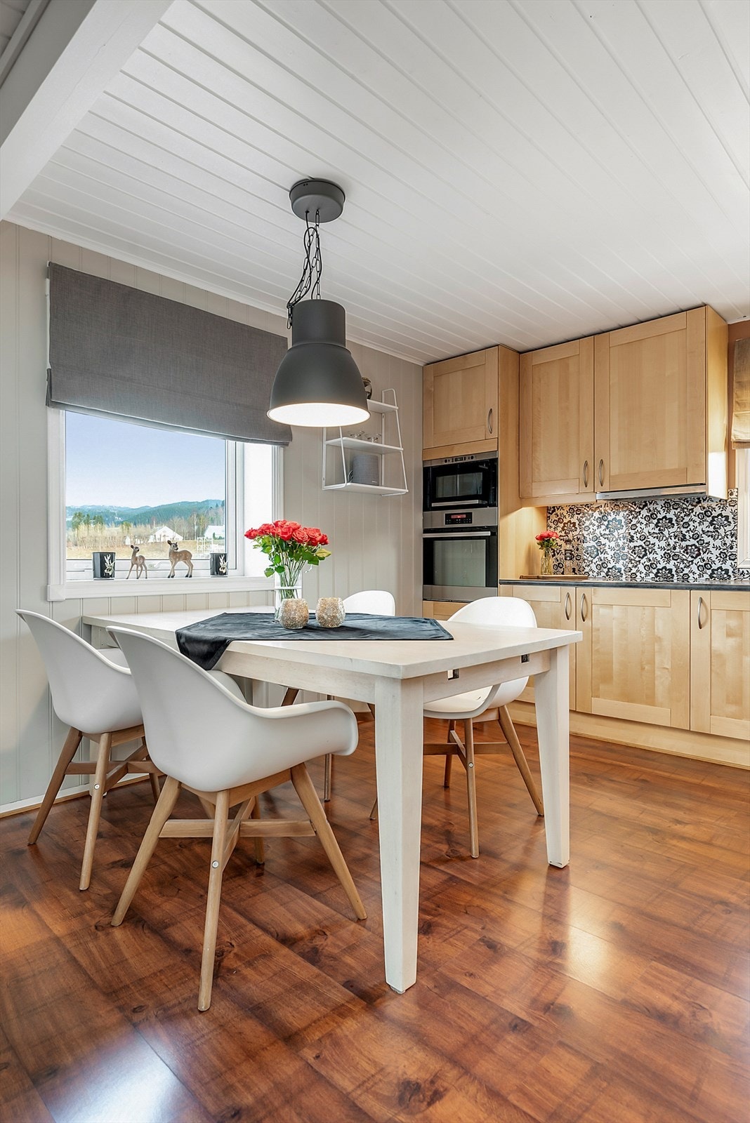 Det er god plass til spisebord ved kjøkkenet, perfekt for familiemiddager og hyggelige sammenkomster med venner. Galleribilde