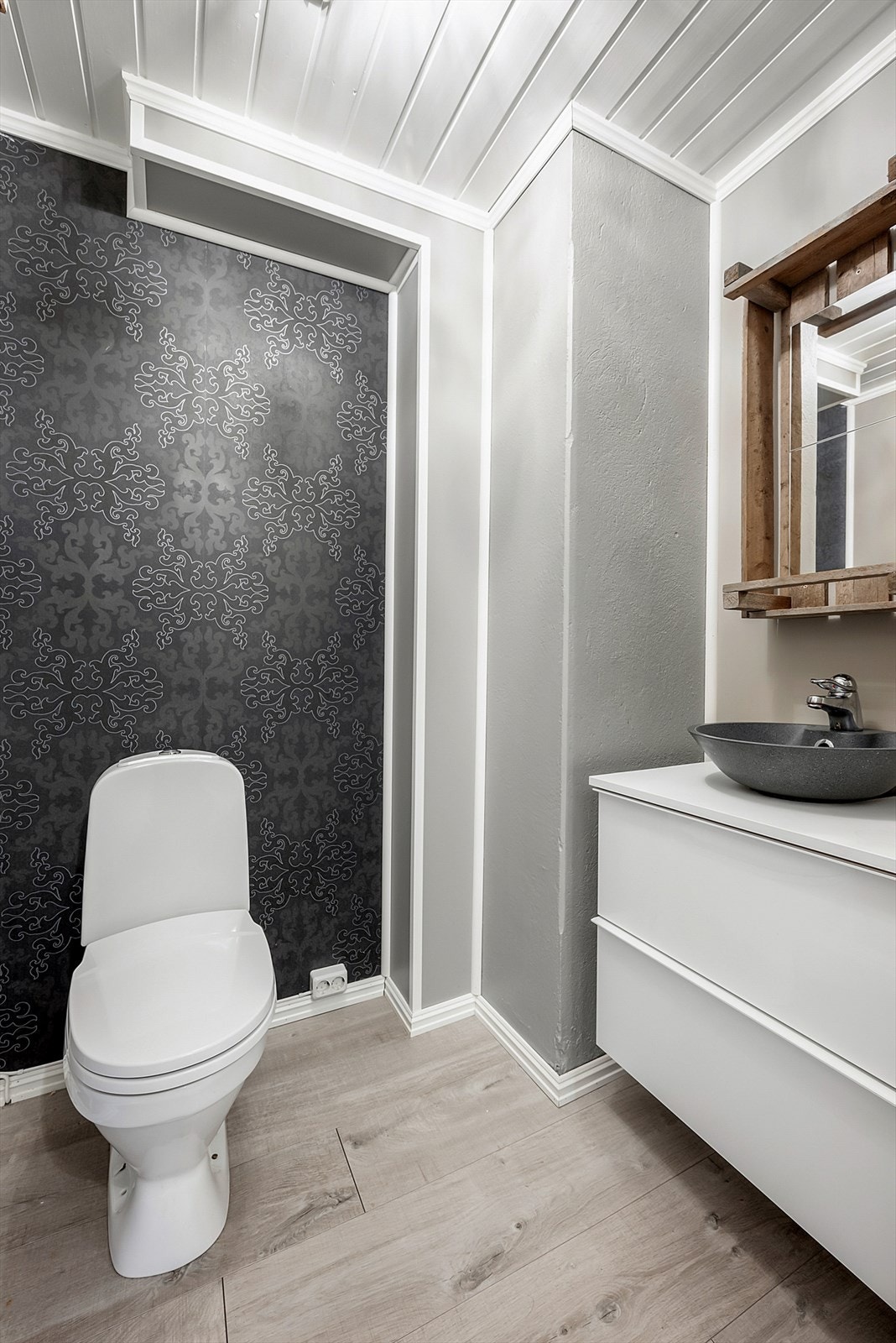 Boligen har to separate toalettrom, ett i hver etasje. På toalettet i andre etasje er det montert nytt servantskap i 2025. Galleribilde