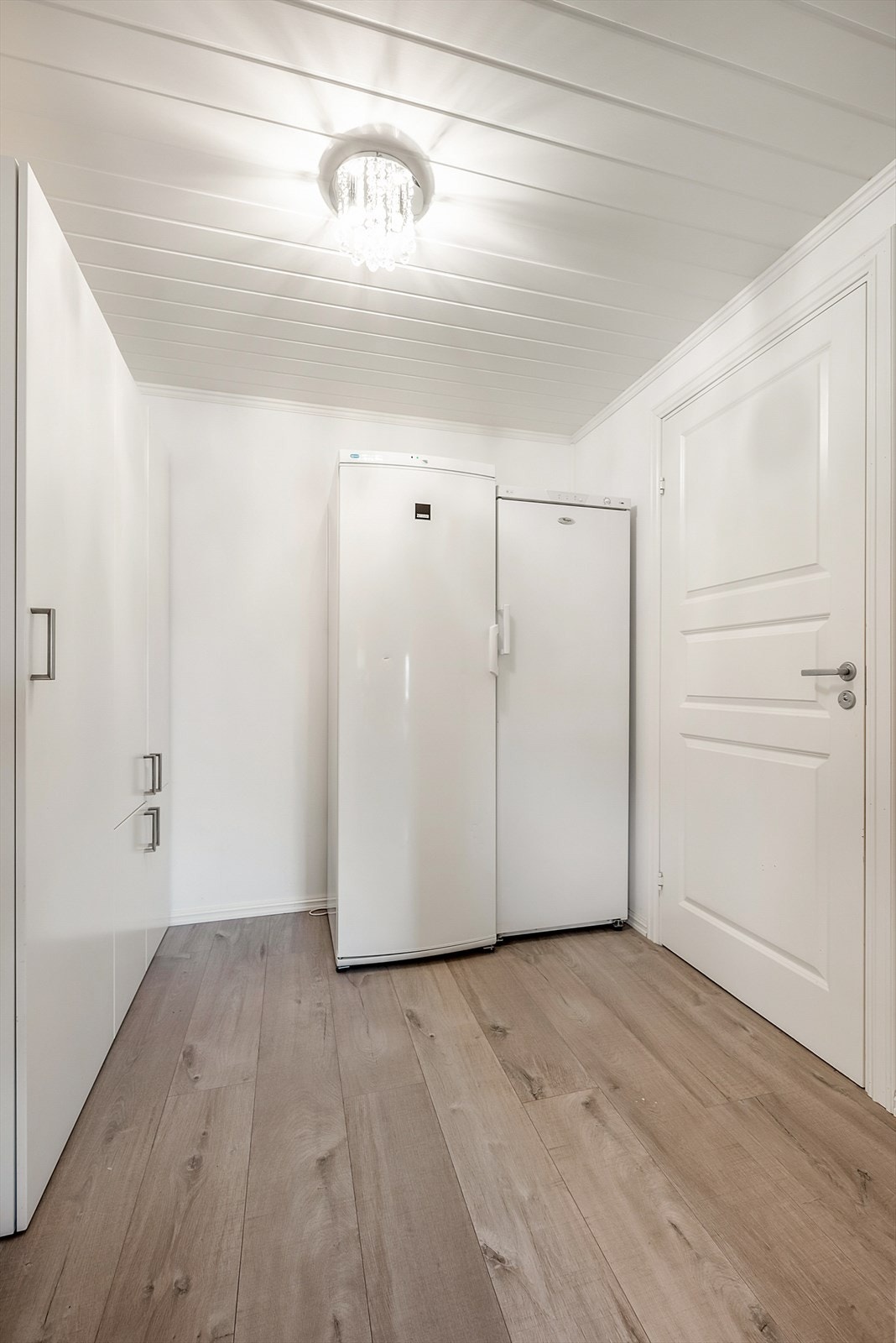 Ved kjøkkenet finner du et disponibelt rom som i dag brukes til oppbevaring. Rommet har flere bruksområder og kan enkelt tilpasses som kontor, garderobe-rom eller et hyggelig hobbyrom. Galleribilde