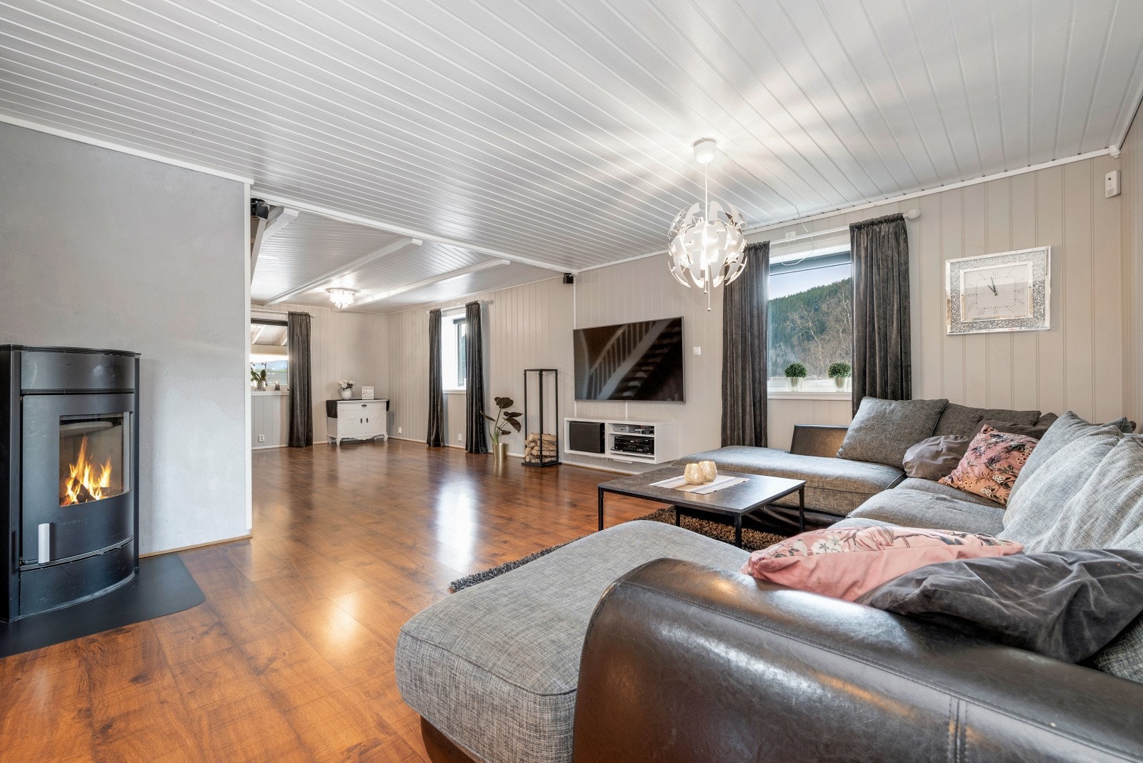 I tillegg til peisovn er leiligheten utstyrt med varmepumpe, som gir effektiv oppvarming og behagelig inneklima året rundt. Galleribilde