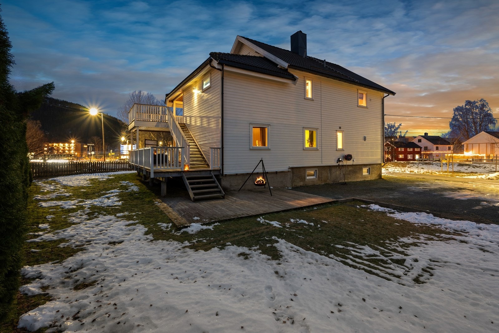 Egen inngang via trapp opp til 2. etasje. Her bor du med kort vei til det meste - kun ca. 350 meter til Ler togstasjon, hvor toget tar deg til Trondheim S på under 40 minutter! Galleribilde