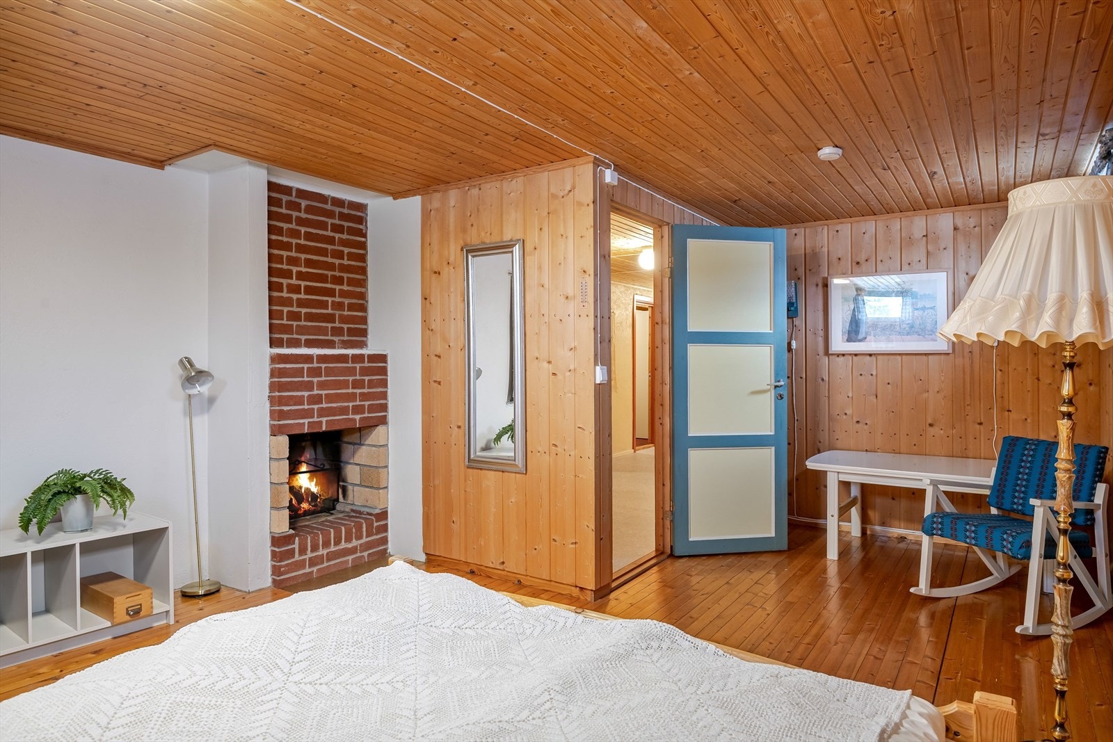 Rom i kjeller innredet som kjellerstue/soverom (ikke godkjent). Galleribilde