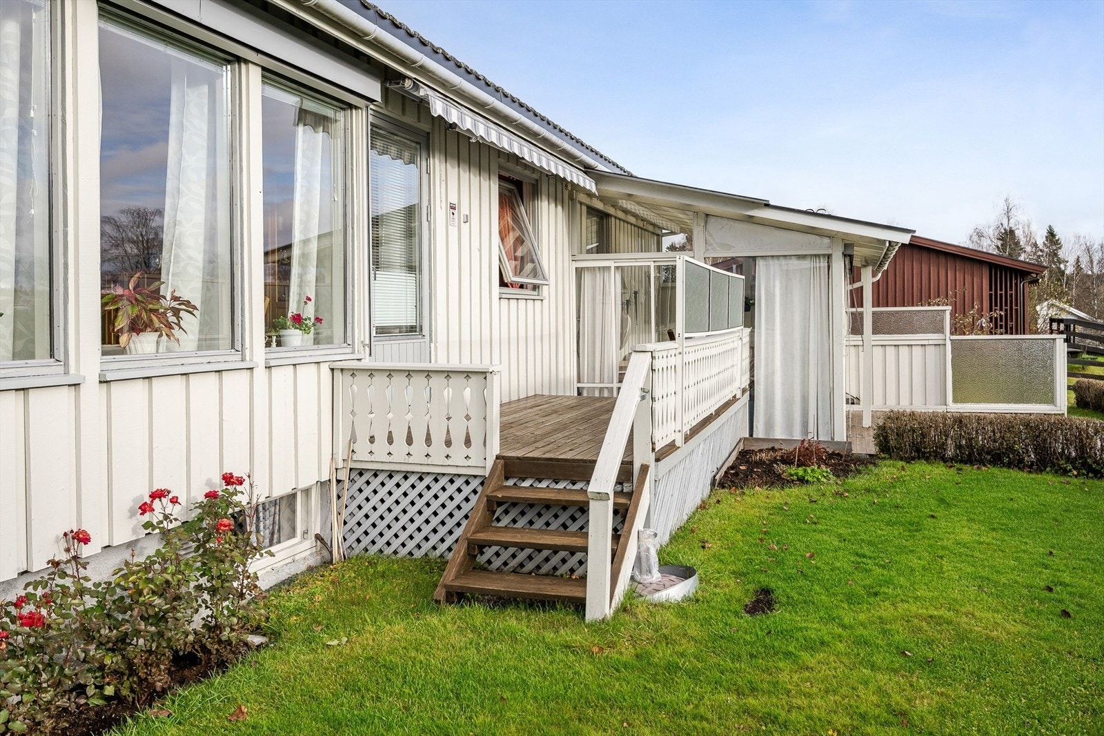 Fra terrassene er det videre adkomst til en flott innglasset hagestue som ble innglasset av firma i 2000. Galleribilde