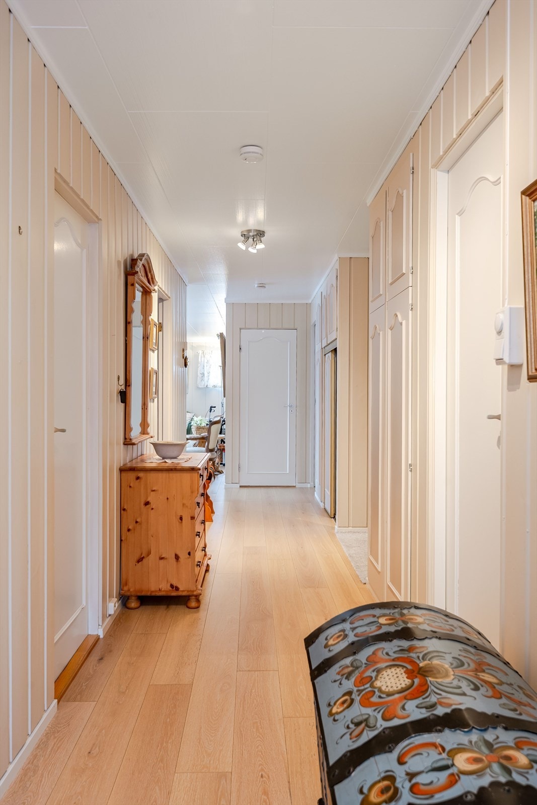 Videre kommer du inn i en fin gang med oppbevaringsplass i plassbygde garderobeskap, samt ytterligere plass til kommoder. Galleribilde