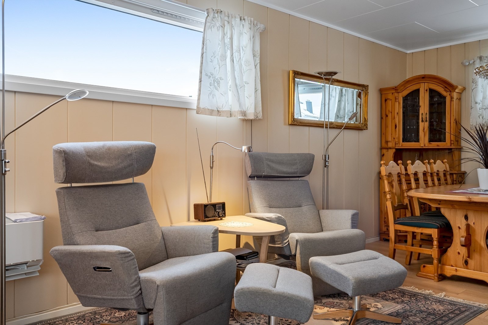 I stuen er det montert en luft-til-luft varmepumpe fra 2022 som sørger for en god og jevn varme på vinterstid. Galleribilde