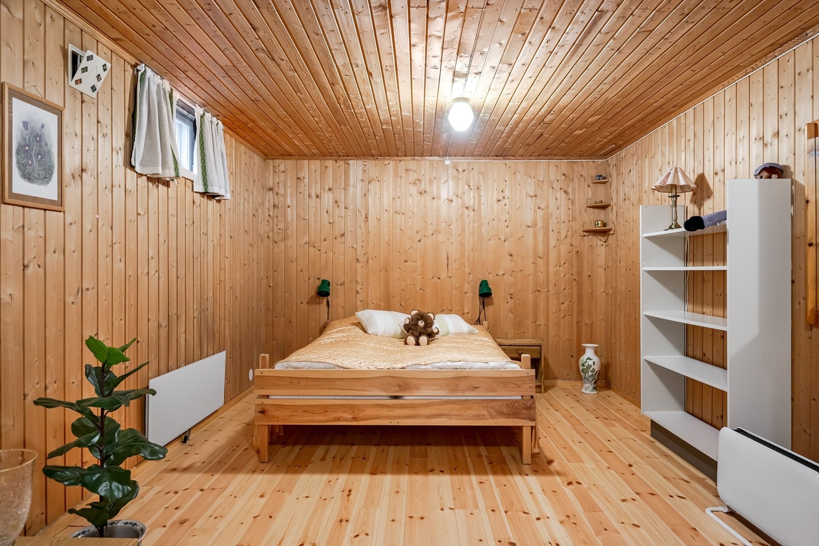 Det ble lagt nytt gulv på soverom og gang i kjeller i 2023. Galleribilde