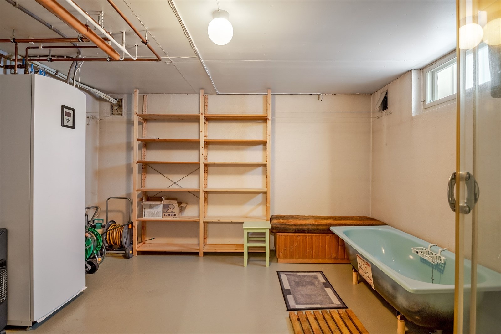 Teknisk rom (tidligere fyrrom) med dusj og badekar. Galleribilde