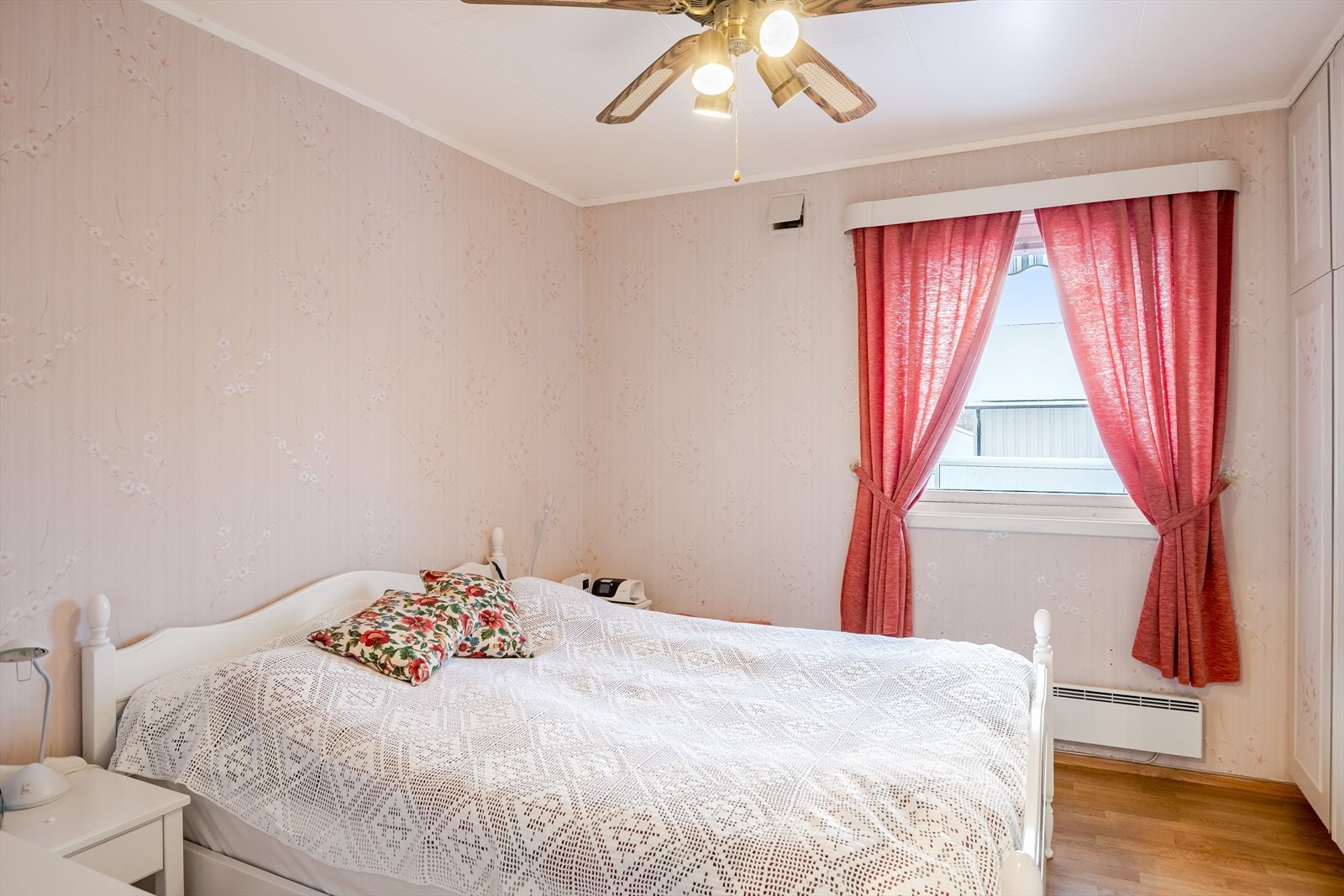 Soverom 1 er et lyst og koselig rom som i dag er innredet som et hovedsoverom. Galleribilde