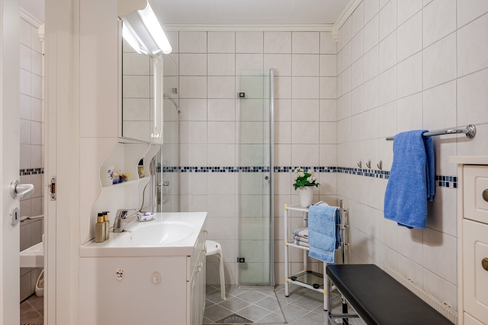 Boligen har et lyst flislagt baderom som ble pusset opp av firma i 2011. Baderommet har fliser på gulv og vegger, samt varmekabler i gulv. Galleribilde