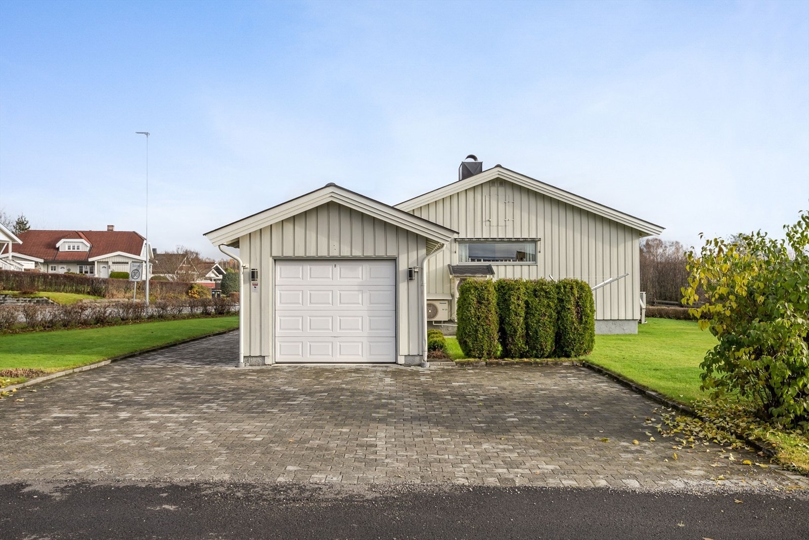 Eiendommen "Rabben" er bebygd med en enebolig fra 1971 med inntilbygget garasje og carport. Tomten er pent opparbeidet med belegningsstein, plen, epletre og diverse bærbusker. Galleribilde