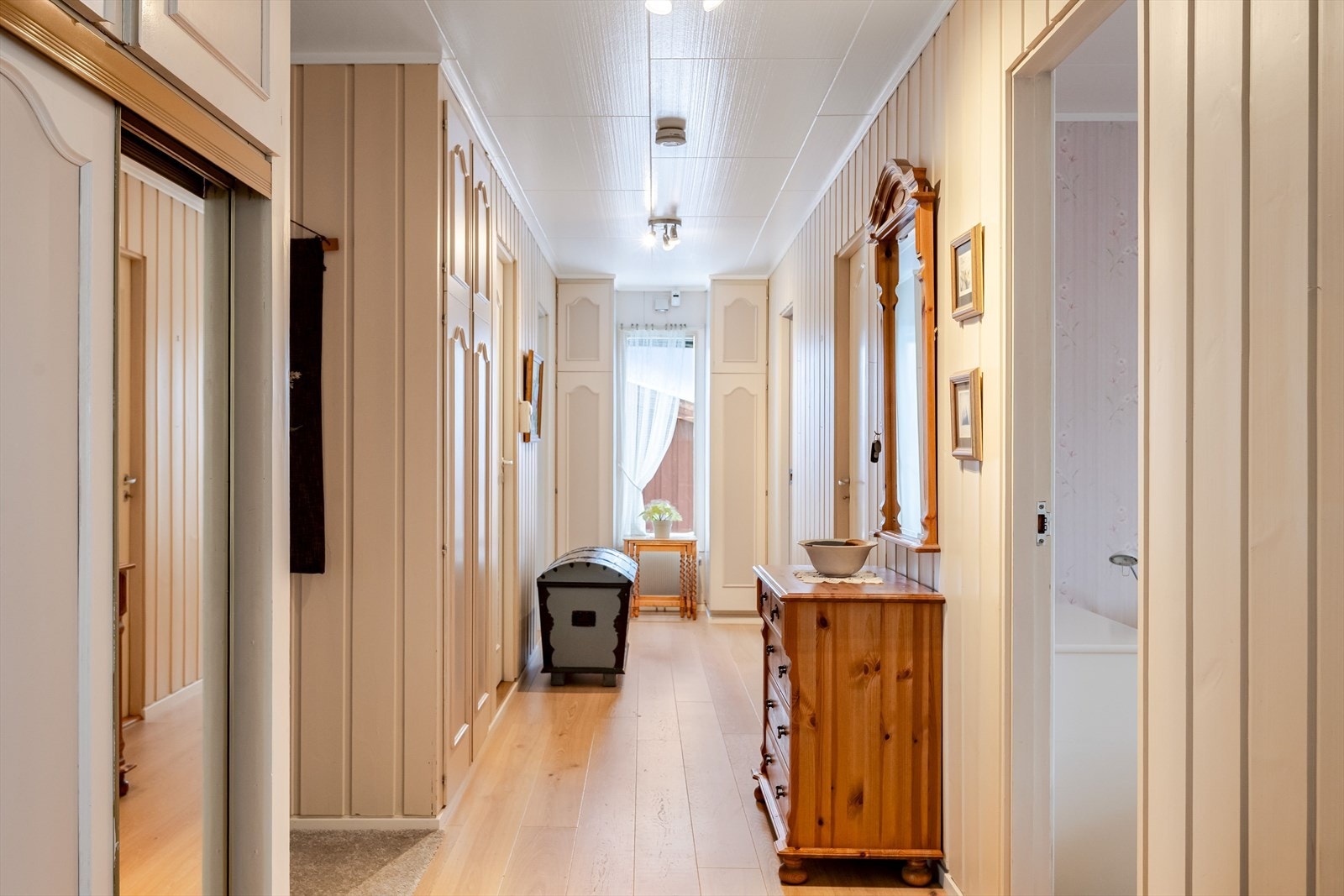 Gang med adkomst til 3 soverom. Det ble lagt nytt enstavs gulv i 2022. Galleribilde