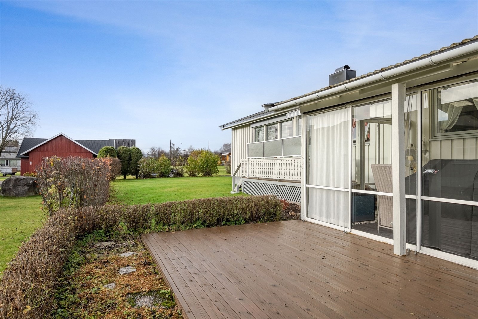 Hagestuen som er på 14m², har nålefilt på gulv, skyvedører av glass og god plass til sittegruppe etter eget ønske. Det er også montert varmelampe, lys og strøm, samt markise på terrassen. Galleribilde