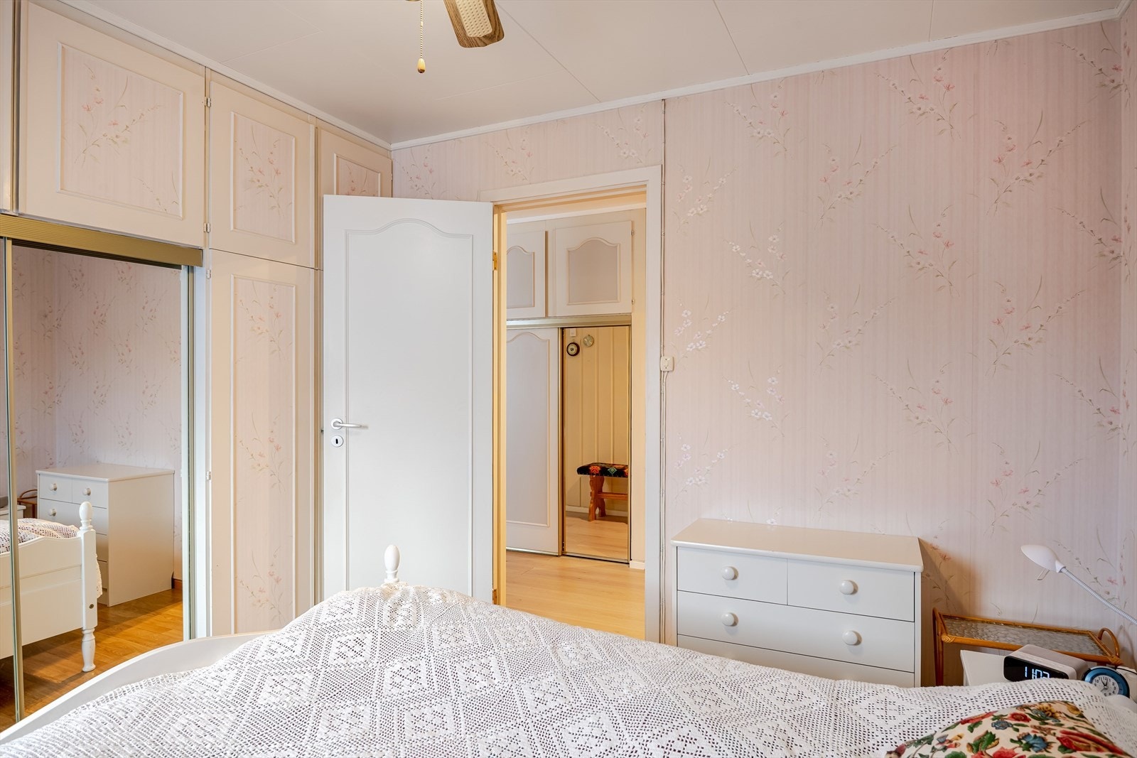 Soverommet har parkett på gulv og tapetserte overflater. Galleribilde