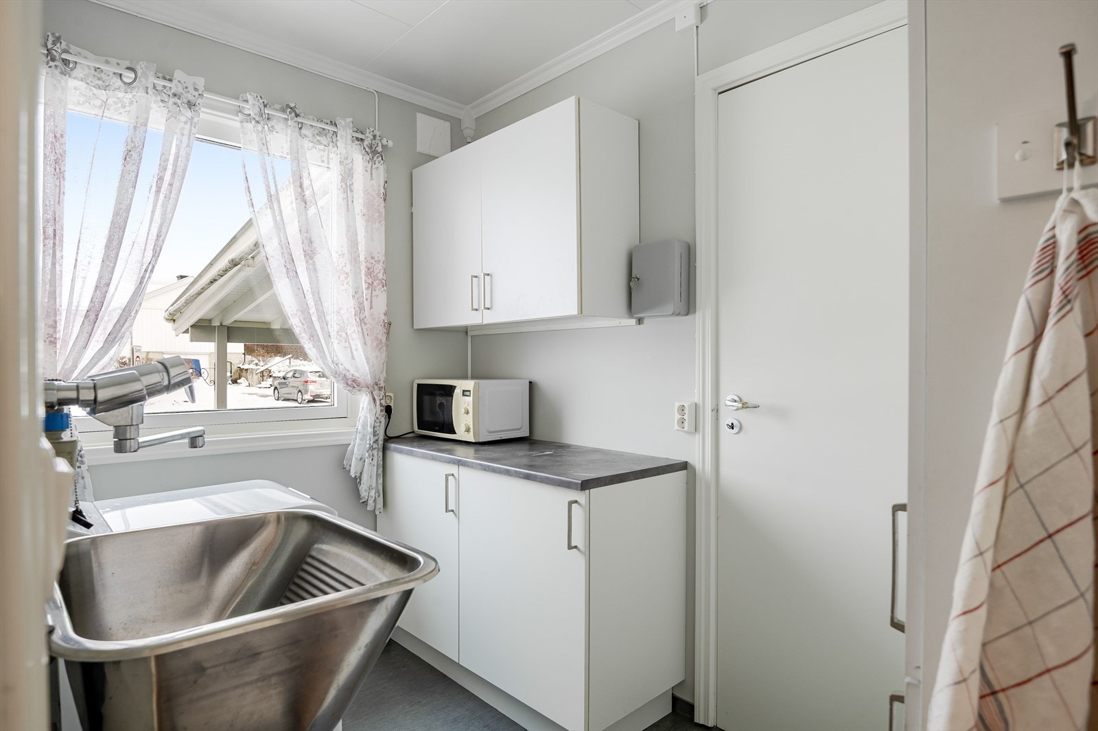 Vaskerommet er utstyrt med lys innredning, utslagskum og opplegg for vaskemaskin. Galleribilde