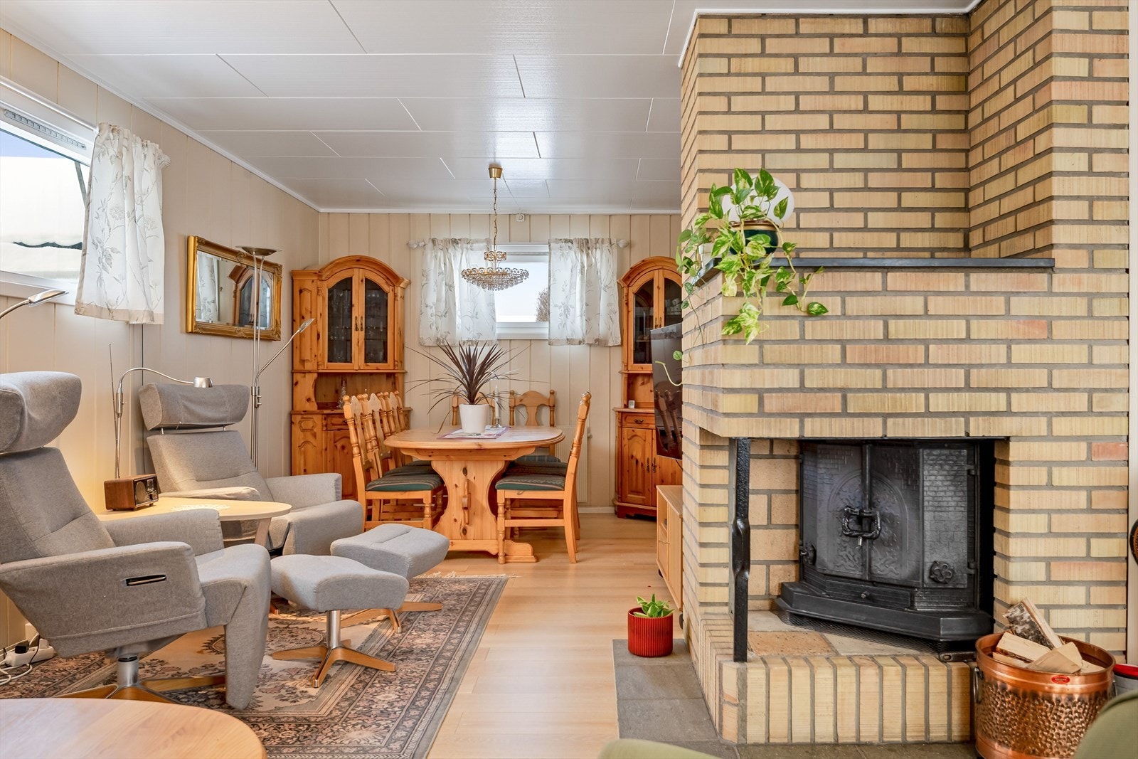 Stuen er romslig og kan fint innredes med ulike soner og flere sittegrupper etter eget ønske og behov. Galleribilde