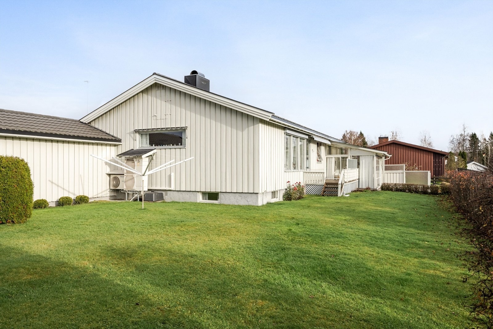 Fra terrassen er det trapp ned til hagen som er opparbeidet med plen og diverse beplantning som epletre, kirsebærtre, rips- og solbærbusk. Eiendommen er delvis innhegnet med gjerde og hekk. Galleribilde