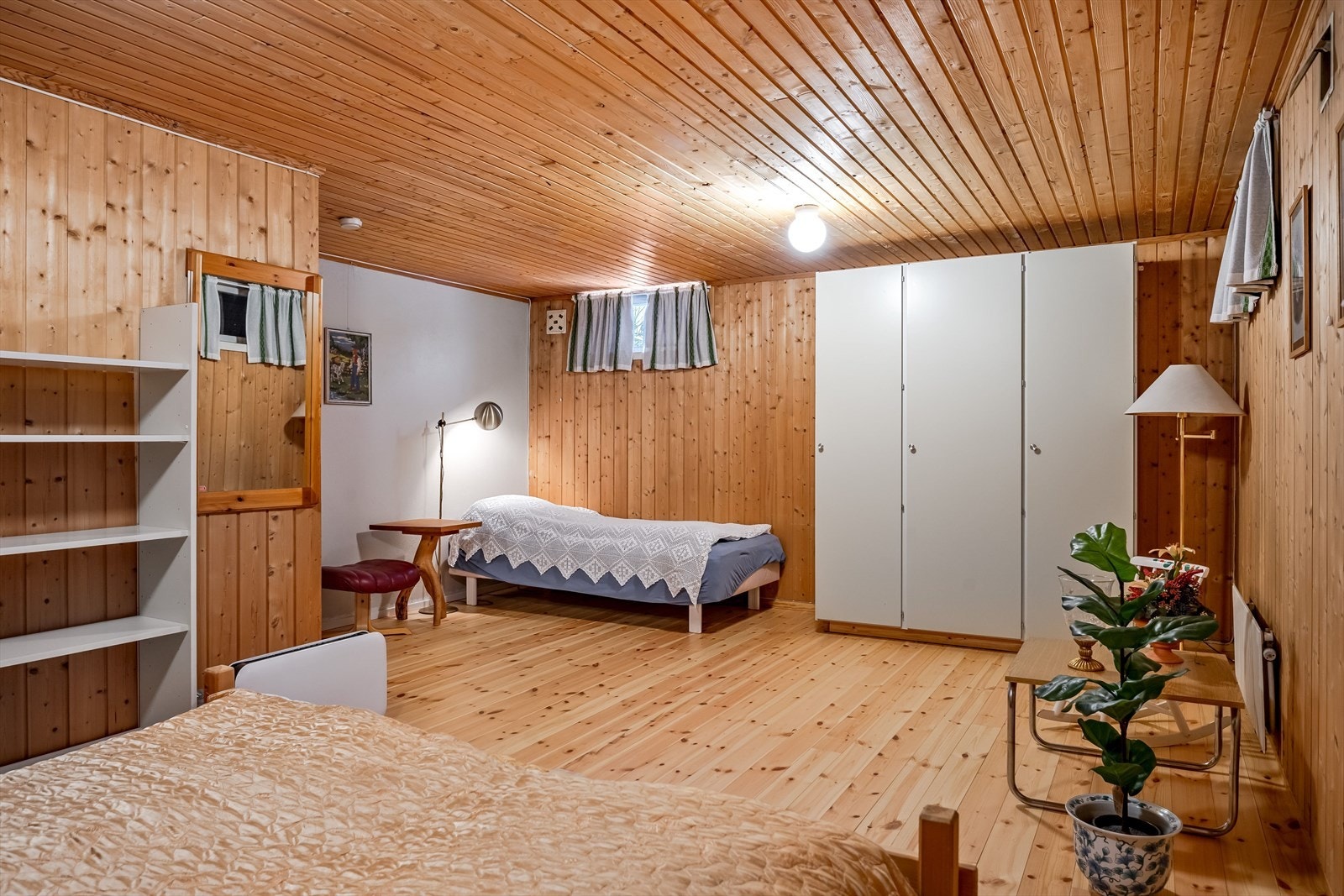 Rom i kjeller innredet som et ekstra soverom (ikke godkjent). Galleribilde