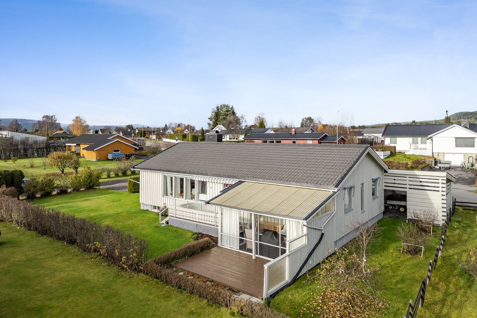 Boligen har inntilbygget garasje på 17m² og utvendig bod på 5m², samt inntilbygget carport på ca. 43m² ved inngangspartiet. Huset er jevnlig vedlikeholdt med bla. nytt tak i 2013. Galleribilde