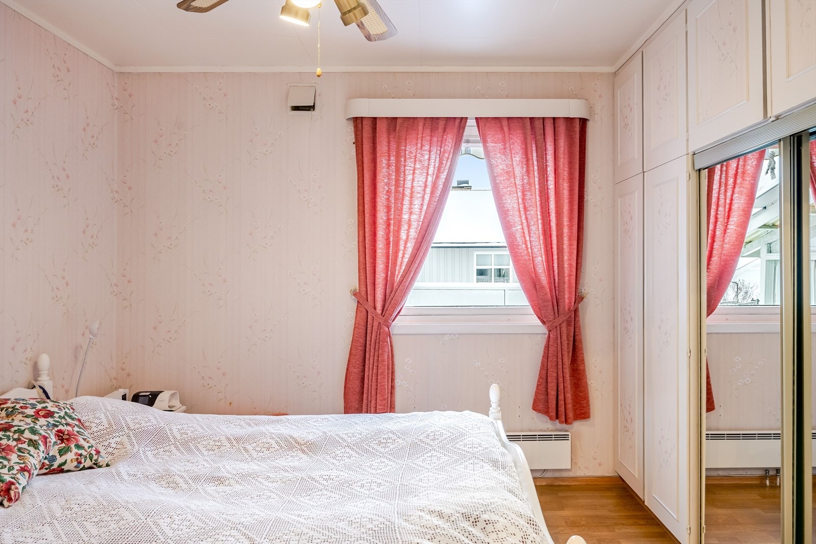 På soverommet er det naturlig plass til dobbeltseng med tilhørende nattbord, samt rikelig med oppbevaringsplass i flere plassbygde garderobeskap og skyvedørsgarderobe med speildører. Galleribilde