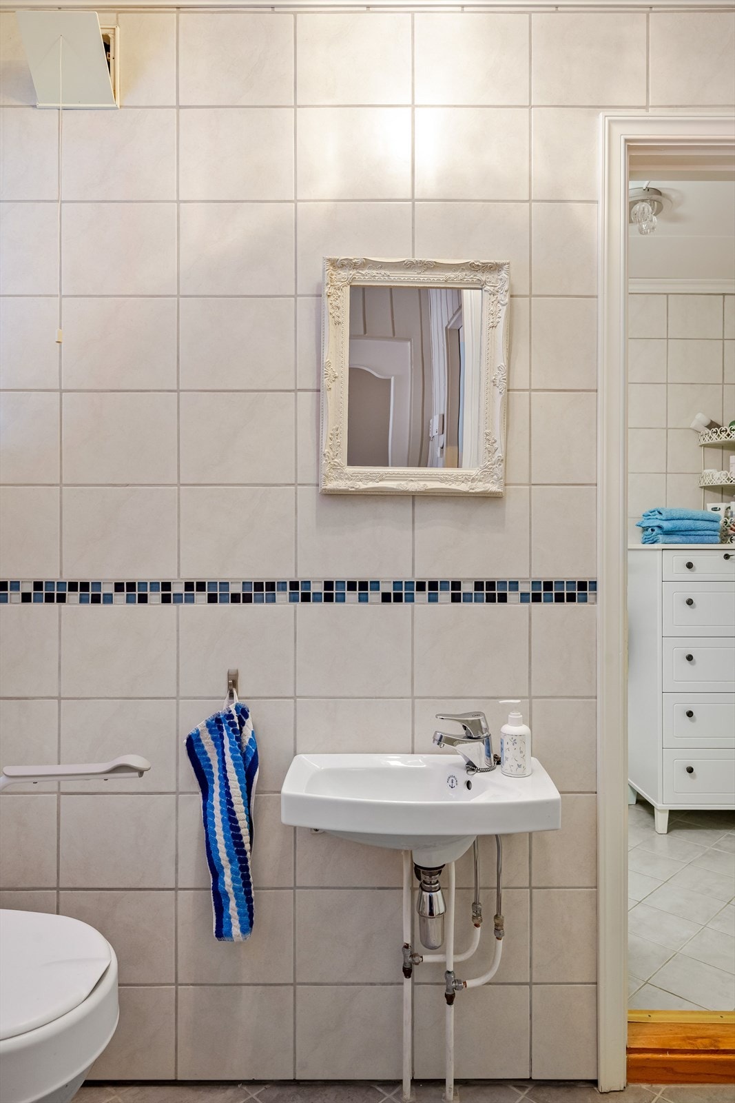 Både fra baderommet og entréen er det adkomst til et praktisk separat toalettrom. Toalettrommet har flislagte overflater og montert lekkasjestopper. Galleribilde